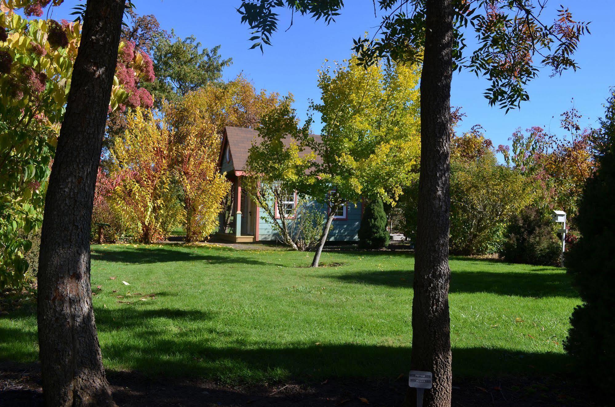 The Village Green Cottage Grove Extérieur photo